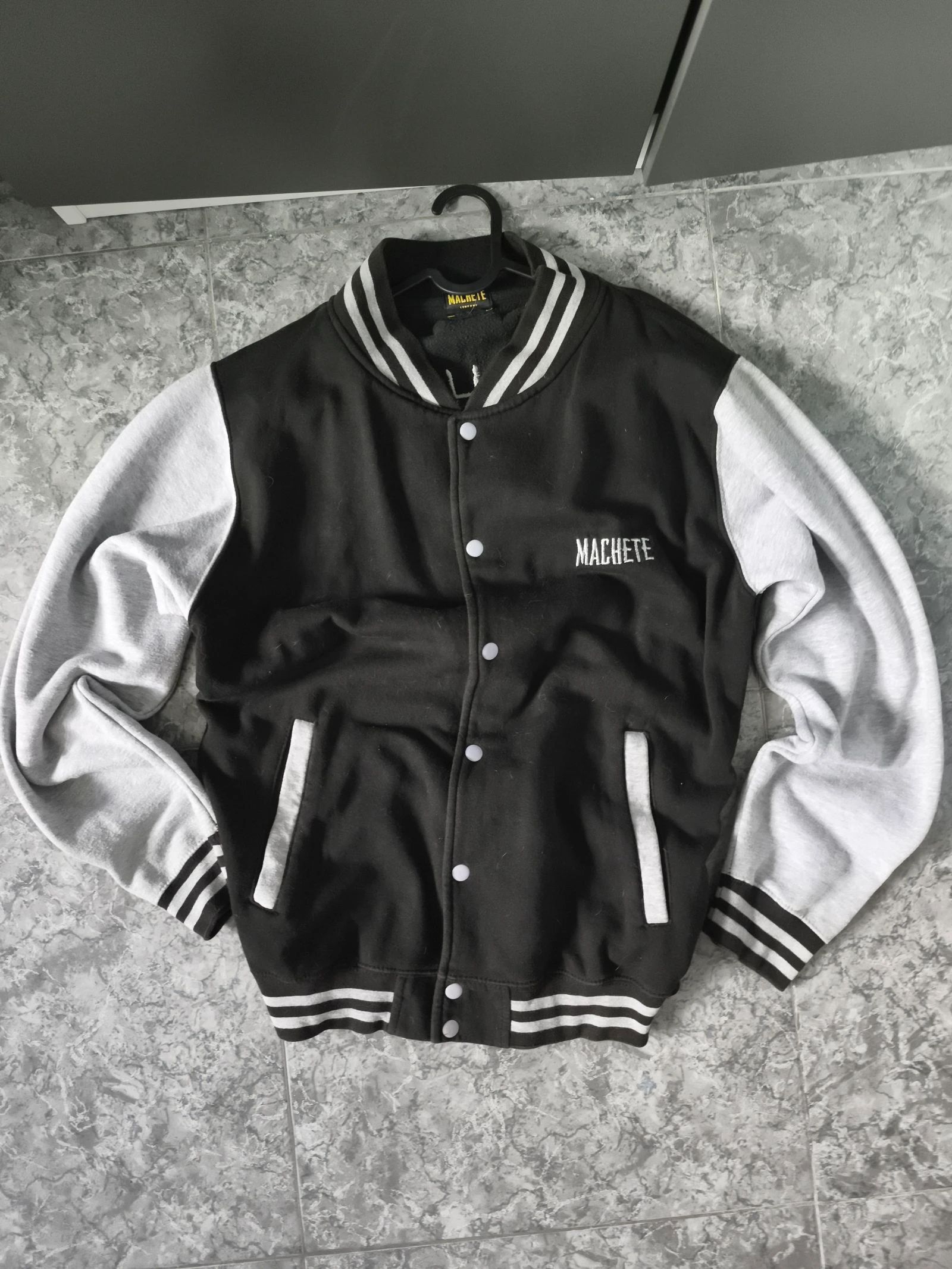 Chaqueta Universitaria Machete Negra/Blanca – Talla M